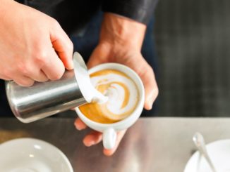 Kapsel-Kaffeemaschine mit Milchaufschäumer Bild